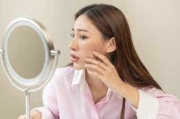 「うわ！顔色悪っ！」オバ見え肌→透明感を与える方法。「茶ぐすみ」「黄ぐすみ」「赤ら顔」など悩み別ケアを覚えておいて【50才美白美容家に聞いた】 画像