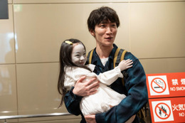 Snow Man渡辺翔太、“お化け役”子役と手繋ぎ・お姫様抱っこ…「事故物件ゾク 恐い間取り」メイキング写真解禁