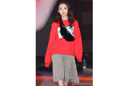 白洲迅の妻・竹内渉、息子との2ショット公開「娘のムチムチおてて」も写り込み 画像