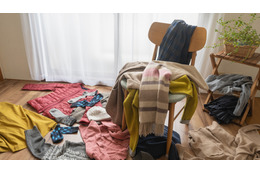 洋服が散乱した室内で真夏に「厚手のセーター」を着る義母。「季節が分からない！」それも認知症の症状です 画像