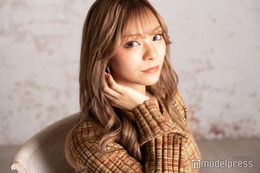 ギャルママモデルまぁみ、前かがみショットで美バスト大胆チラ見せ「セクシー」「ドキッとする」 画像