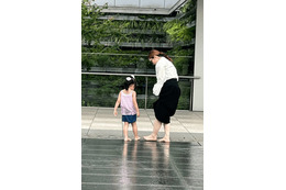 平野ノラ、4歳愛娘と銀座へ！微笑ましい親子の水遊びSHOT公開「わんぱくおてんば娘ですから」