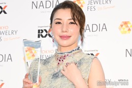 仲里依紗、夫・中尾明慶は「ベストパートナー部門」狙う 総額2500万円ジュエリー×美脚輝く衣装で「対極」の組み合わせ【第36回 日本ジュエリーベストドレッサー賞】 画像