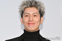 THE RAMPAGE長谷川慎、家族と初USJへ 3ショット公開「雰囲気似てる」「満喫してて可愛い」と反響