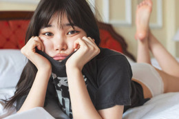元BiSHのセントチヒロ・チッチ、ほっそり美脚チラリのナチュラルSHOT！初の写真集で“二面性”を表現