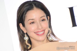 BENI、スリットドレスからスラリ美脚披露「かっこよすぎ」「脚が綺麗」
