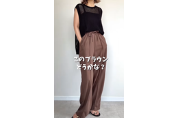 流行の「ブラウン」は、パンツ投入で失敗なし。黒透けトップス合わせで大人の余裕コーデが完成【40代の毎日コーデ】