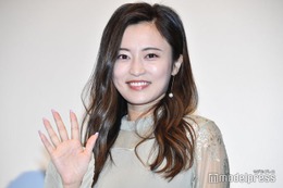 小島瑠璃子、タンクトップで“大好きな人”と密着 2ショットに「弾ける笑顔」「金髪も可愛い」の声 画像