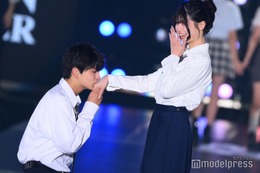 「今日好き」“けんみあカップル”中村健太朗、藤田みあの手の甲にキス＆ハグでラブラブランウェイ【関コレ2025A/W】 画像