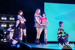 IVE妹分・KiiiKiii、デビュー後初カムバ日に「関コレ」初登場 2NE1カバーも披露で圧巻オーラ【関コレ2025A/W】