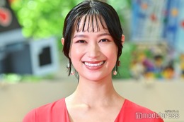 高橋ユウ、夫・卜部弘嵩とのカフェショット公開 お揃いモノトーンコーデで寄り添う 画像