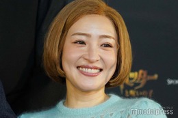 大沢あかね、肌見せコーデ×ロングヘアで雰囲気ガラリ「年々美しくなってる」「色っぽい」
