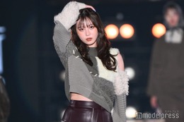 三原羽衣、髪かきあげウエストチラリ オフショルニットで登場【関コレ2025A/W】 画像