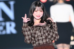 iLiFE!心花りり、オフショルで美肩ちら見せ TikTokで話題の「3度の飯よりりりが好き！」ポーズも【関コレ2025A/W】 画像