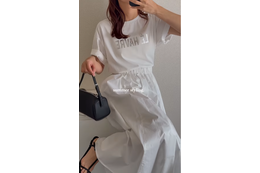 爽やかさ全開の上下白コーデ。着こなしの秘訣はシルエットと素材感【40代の毎日コーデ】 画像