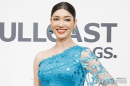 アンミカ、ショーパンから美脚スラリ ワントーンコーデに反響「眩しい」「脚が長すぎる」 画像