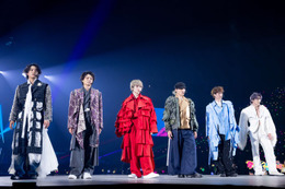 キスマイ、デビュー14周年ライブに人気芸人サプライズ登場 新曲発表・ファッションショー・「ニカゲーム」…魅力凝縮のステージ展開【MAGFACT】 画像