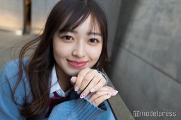 「今日好き」黒江こはる、大胆背中開きワンピ姿「セクシー」「大人っぽい」の声