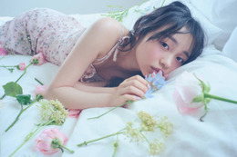 林芽亜里、ガーリーな魅力あふれるキャミワンピSHOTにドキッ！華麗なラストティーンに迫る
