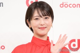 浜辺美波、おへそチラリミニ丈ニット姿披露「可愛すぎ」「引き締まり方が理想」 画像