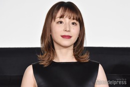 平野綾、沖縄で美脚全開 “夏休み”ショットに「オフ感すごい」「美しい」と反響