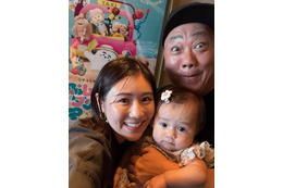 西野未姫、愛娘が映画館デビュー！夫・山本圭壱を交えた3SHOTに「ほんとお2人にそっくり」「可愛い家族」の声