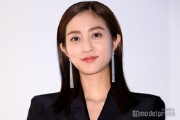 堀田茜、美ウエストチラリの私服姿に反響「へそ出しセクシー」「カジュアルで素敵」 画像
