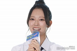 日向坂46清水理央、ミニワンピで美脚スラリ「お団子ヘア最強」「上品」と反響 画像
