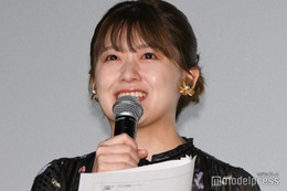 尾崎里紗アナ、“浴衣に見える”衣装について説明 爽やかなワンピ姿披露