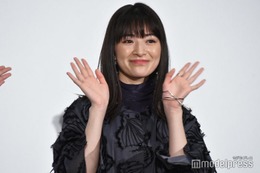 「ちはやふる」で話題・優希美青、美背中＆美肩際立つドレス姿「笑顔可愛すぎ」「華奢で可憐」と反響 画像