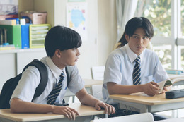 AmBitious真弓孟之、長編映画初出演で堂々の存在感 “先輩”なにわ男子・長尾謙杜との共演シーンも解禁【恋に至る病】