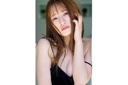 中田花奈、美谷間チラリのキャミソールSHOTにドキッ！オトナの女性の艶っぽさが全開 画像