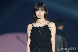 美人インフルエンサー、ワンショルコーデで肌見せ「服どうなってるの？」「大胆」の声