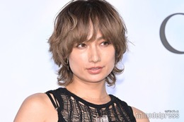 佐田真由美、ボディスーツで美スタイル際立つ「ライブで張り切ったファッション」に反響続々 画像