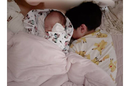 第5子出産の辻希美、次女に寄り添って眠る6歳三男SHOTを公開「朝の私達」「あったかい」