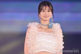 生見愛瑠、穴開きパンツコーデに反響「肌見せがおしゃれ」「真似したい」 画像