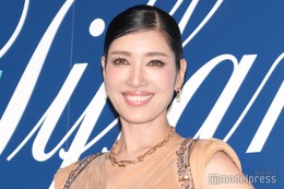 アンミカ、大胆スリットから美脚スラリ オフショル衣装姿に「さすがのスタイル」「圧巻」の声 画像