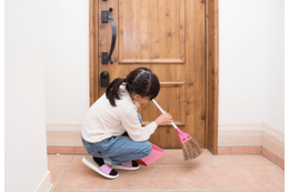 祖母の家にきた小2の孫…朝から玄関掃除している理由と聞くと⇒祖母思いな発言に「心が温かい」 画像