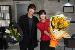 三代目JSB岩田剛典“バディ”蒔田彩珠と笑顔＆涙のクランクアップ「戦いのような思いで臨んだ4ヶ月」【DOCTOR PRICE】 画像