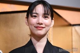 のん“あみあみ”衣装で美ボディ際立つ写真公開「まるで女神の降臨」「流石」の声 画像
