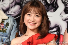 鈴木奈々「この衣装ヤバくない？」大胆ファッションに反響「丸見え」「どうなってるの」 画像