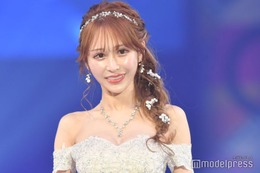 美女社長YouTuber浦西ひかる、ベアトップで胸元披露「大人ディズニーの楽しさに気づいた日」 画像