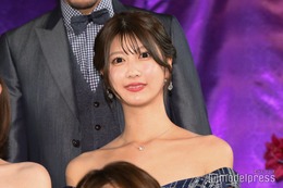 ABEMA瀧山あかねアナ、美バスト際立つプールショット披露「スタイル抜群」「美しすぎ」