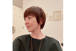 渡辺満里奈、大人の上品さと可愛らしさが同居するマッシュ風ショートヘアに「似合いますね」「すっきり」の声