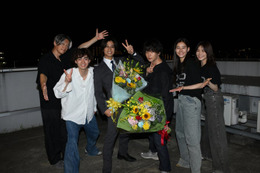 King ＆ Prince高橋海人・中村倫也、笑顔でクランクアップ “チームDOPE”駆けつける【コメント】