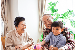 朝食を食べる70代の祖父母と孫　次の瞬間⇒祖父の”古い言葉”に「微笑ましい」「祖母も加わった」 画像