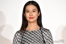 恒松祐里、ほっそり二の腕際立つ全身ピンクコーデ披露 USJ満喫ショットに「ピーチ姫みたい」「キュート」の声