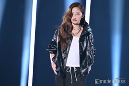 Girls2小川桜花、笑顔封印 レザージャケットでクールなスタイル【TGC2025A/W】