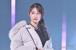 桜井玲香、大人っぽい表情に釘付け ダウン×黒ワンピで冬の装い【TGC2025A/W】