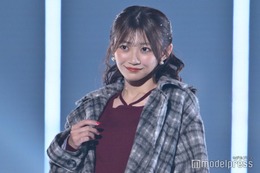 CUTIE STREET板倉可奈、大人っぽバーガンディコーデで美脚チラリ【TGC2025A/W】
